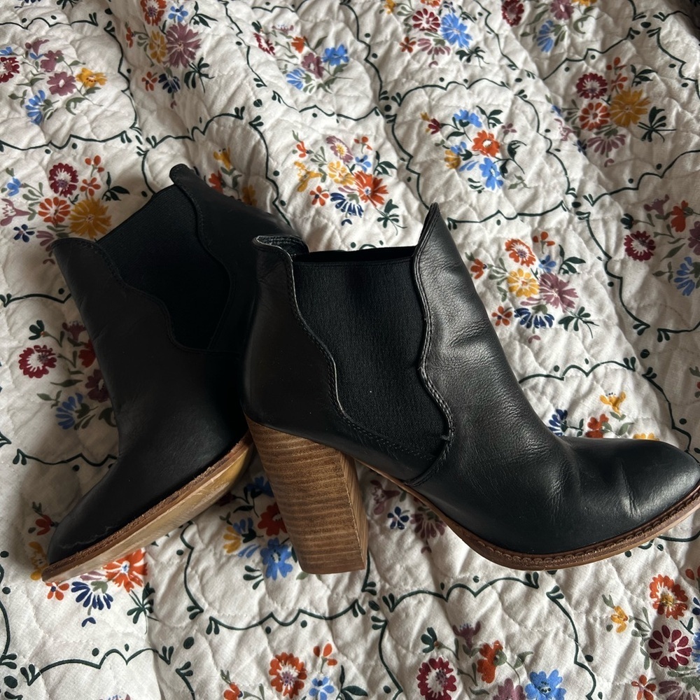 Chinese Laundry leather ankle boots size 7 with 3.5 inch heel
